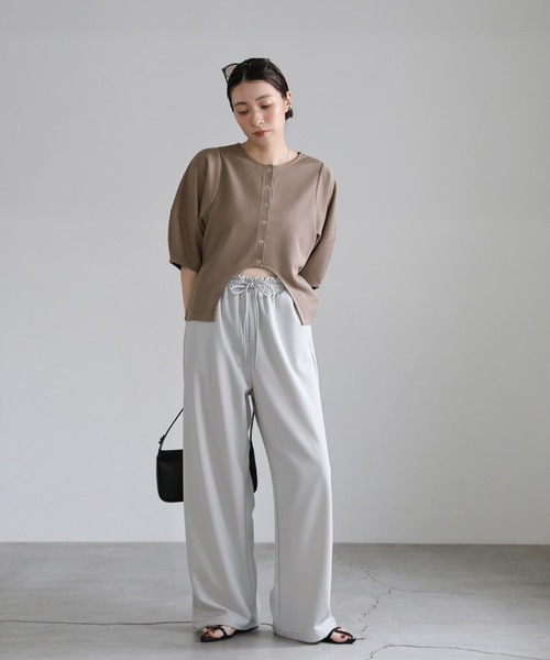 select MOCA(セレクトモカ)の「フロントカーブラインランタンスリーブカーディガン(カーディガン/ボレロ・レディース・オフホワイト/ブラック/グレイッシュベージュ・FREE)」の4枚目の写真