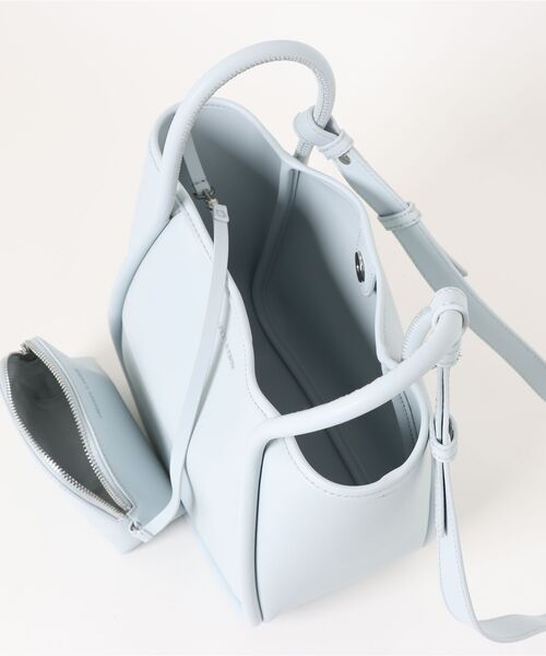 CHARLES & KEITH（チャールズ & キース）の「Lyla ミニライラ チューブラートートバッグ（トートバッグ・レディース・ブラック/ブルーグラス/ライトベージュ/チョコ・M）」の22枚目の写真