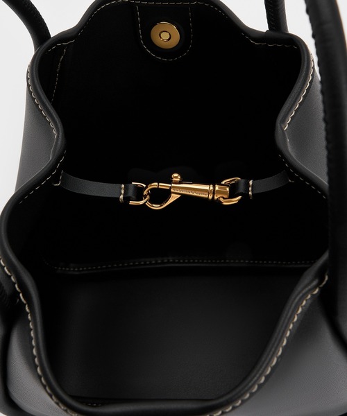 CHARLES & KEITH（チャールズ & キース）の「Lyla ミニライラ チューブラートートバッグ（トートバッグ・レディース・ブラック/ブルーグラス/ライトベージュ/チョコ・M）」の11枚目の写真