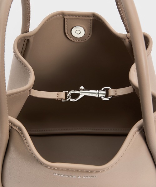 CHARLES & KEITH（チャールズ & キース）の「Lyla ミニライラ チューブラートートバッグ（トートバッグ・レディース・ブラック/ブルーグラス/ライトベージュ/チョコ・M）」の16枚目の写真