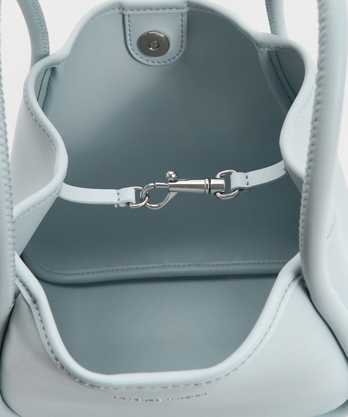 CHARLES & KEITH（チャールズ & キース）の「Lyla ミニライラ チューブラートートバッグ（トートバッグ・レディース・ブラック/ブルーグラス/ライトベージュ/チョコ・M）」の21枚目の写真