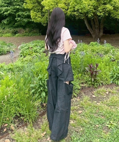 nemne store（ネンネストア）の「バックリボンサイドカットワイドデニム（デニムパンツ・レディース・ブラック/インディゴブルー・SMALL/MEDIUM）」の5枚目の写真