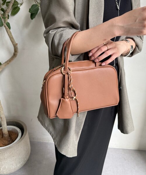 DouDou（ドゥドゥ）の「チャーム付横長ボストン（ショルダーバッグ・レディース・ブラック/キャメル/ボルドー・FREE）」の16枚目の写真