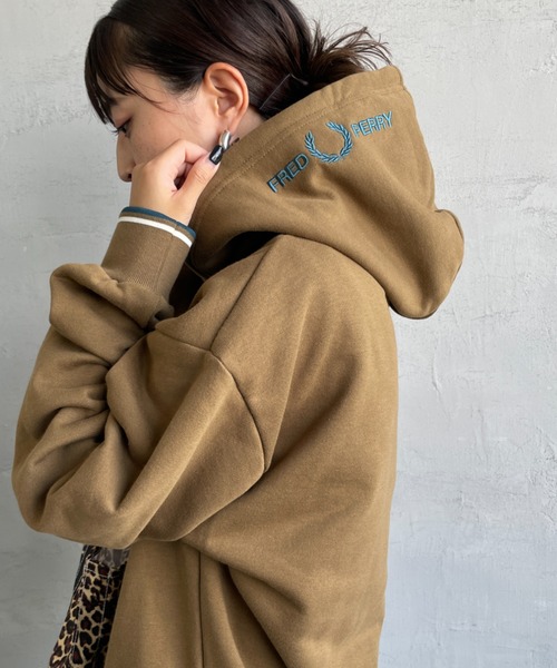 FRED PERRY/フレッドペリー] 別注 フードロゴ刺繍スウェット