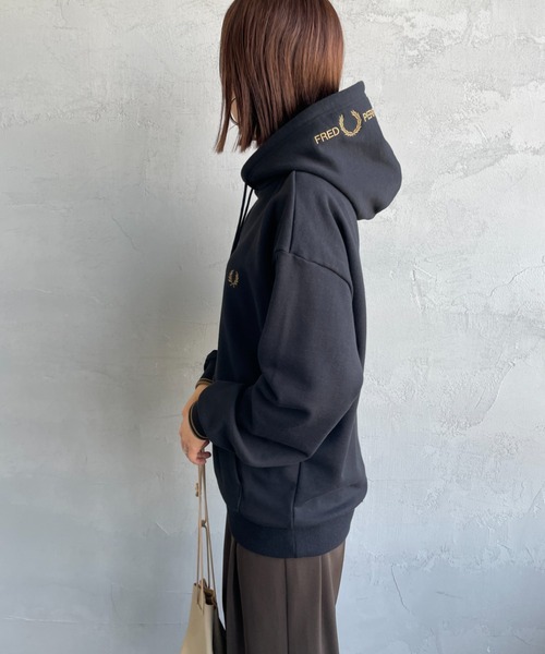 FRED PERRY/フレッドペリー] 別注 フードロゴ刺繍スウェット