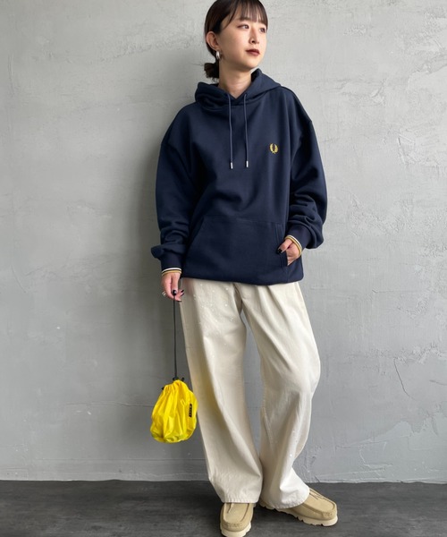 FRED PERRY（フレッドペリー）の「[FRED PERRY/フレッドペリー] 別注 フードロゴ刺繍スウェットパーカー【追加】（パーカー・レディース・グレイッシュベージュ/キャメル/ネイビー/ブラック・S/M/L/XL）」の6枚目の写真