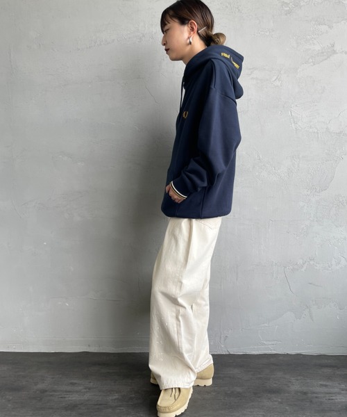 FRED PERRY（フレッドペリー）の「[FRED PERRY/フレッドペリー] 別注 フードロゴ刺繍スウェットパーカー【追加】（パーカー・レディース・グレイッシュベージュ/キャメル/ネイビー/ブラック・S/M/L/XL）」の5枚目の写真