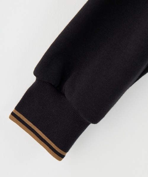 FRED PERRY（フレッドペリー）の「[FRED PERRY/フレッドペリー] 別注 フードロゴ刺繍スウェットパーカー【追加】（パーカー・レディース・グレイッシュベージュ/キャメル/ネイビー/ブラック・S/M/L/XL）」の9枚目の写真