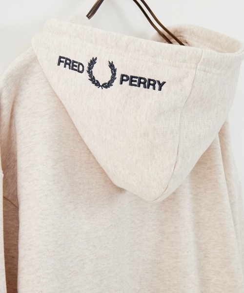 FRED PERRY（フレッドペリー）の「[FRED PERRY/フレッドペリー] 別注 フードロゴ刺繍スウェットパーカー【追加】（パーカー・レディース・グレイッシュベージュ/キャメル/ネイビー/ブラック・S/M/L/XL）」の8枚目の写真
