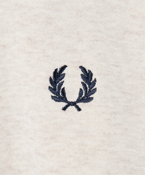 FRED PERRY（フレッドペリー）の「[FRED PERRY/フレッドペリー] 別注 フードロゴ刺繍スウェットパーカー【追加】（パーカー・レディース・グレイッシュベージュ/キャメル/ネイビー/ブラック・S/M/L/XL）」の7枚目の写真