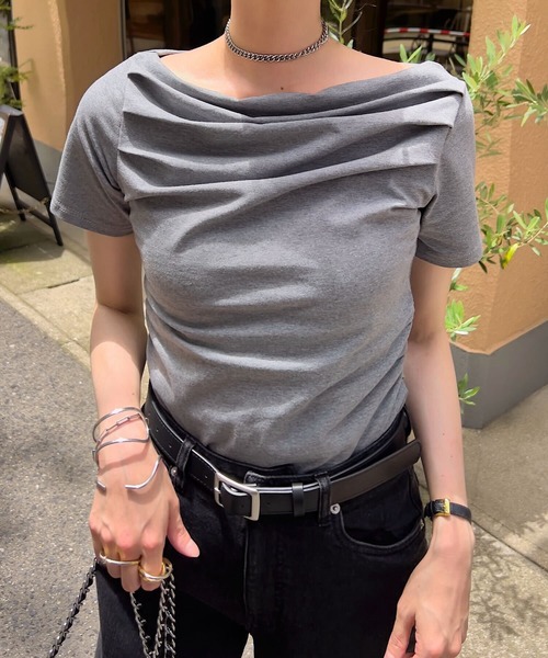KOBE LETTUCE（コウベレタス）の「タックデザインオフショルダーTシャツ（Tシャツ/カットソー・レディース・ブラック/ホワイト×ブラック/オフホワイト/グレー・M）」の11枚目の写真
