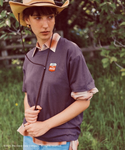 Coca Cola（コカコーラ）の「【Coca-Cola】VIS別注フォト＆ロゴプリントアソートTシャツ（Tシャツ/カットソー・レディース・チャコールグレー/ピンク/ホワイト・FREE）」の3枚目の写真