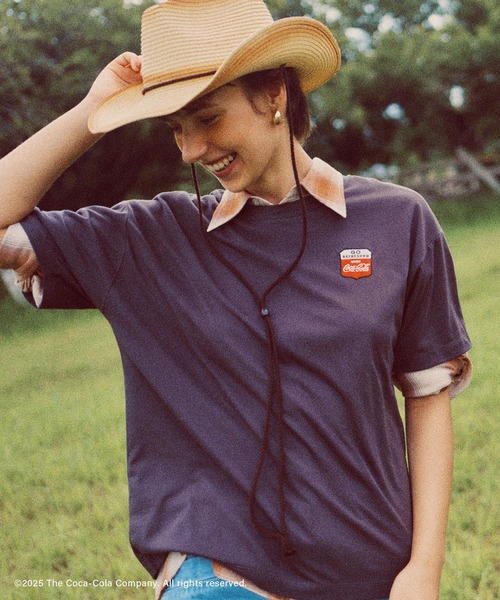 Coca Cola（コカコーラ）の「【Coca-Cola】VIS別注フォト＆ロゴプリントアソートTシャツ（Tシャツ/カットソー・レディース・チャコールグレー/ピンク/ホワイト・FREE）」の4枚目の写真