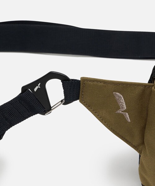 AIGLE（エーグル）の「撥水 ハイキング クロスボディバッグ（ボディバッグ/ウエストポーチ・レディース・カーキ/ブラック・FREE）」の22枚目の写真