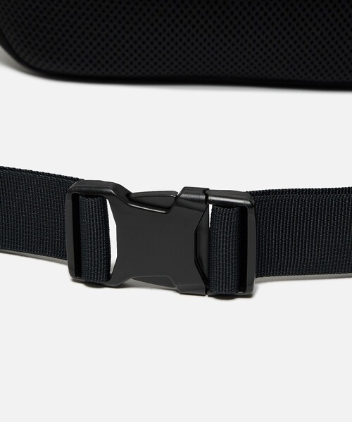 AIGLE（エーグル）の「撥水 ハイキング クロスボディバッグ（ボディバッグ/ウエストポーチ・レディース・カーキ/ブラック・FREE）」の12枚目の写真