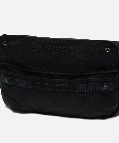 AIGLE（エーグル）の「撥水 ハイキング クロスボディバッグ（ボディバッグ/ウエストポーチ・レディース・カーキ/ブラック・FREE）」の9枚目の写真