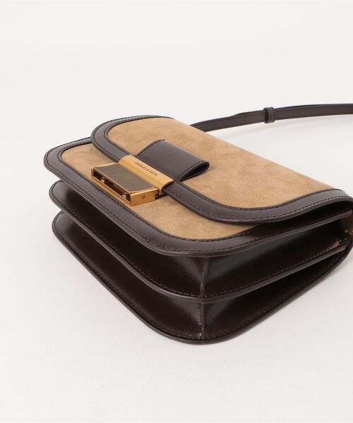 CHARLES & KEITH(チャールズ & キース)の「Charlot シャーロットスエードバッグ(ショルダーバッグ・レディース・ブラウン系その他7/サンドベージュ・M)」の9枚目の写真