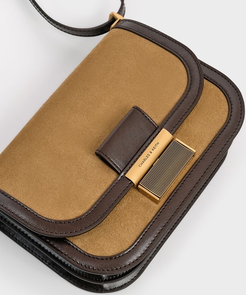 CHARLES & KEITH(チャールズ & キース)の「Charlot シャーロットスエードバッグ(ショルダーバッグ・レディース・ブラウン系その他7/サンドベージュ・M)」の16枚目の写真