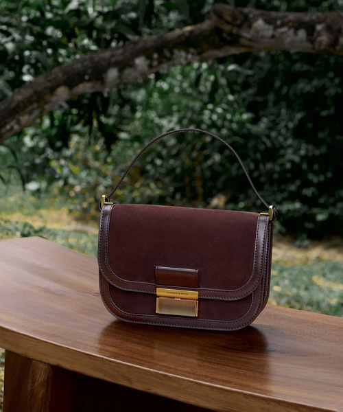 CHARLES & KEITH(チャールズ & キース)の「Charlot シャーロットスエードバッグ(ショルダーバッグ・レディース・ブラウン系その他7/サンドベージュ・M)」の3枚目の写真