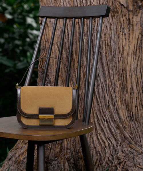 CHARLES & KEITH(チャールズ & キース)の「Charlot シャーロットスエードバッグ(ショルダーバッグ・レディース・ブラウン系その他7/サンドベージュ・M)」の12枚目の写真