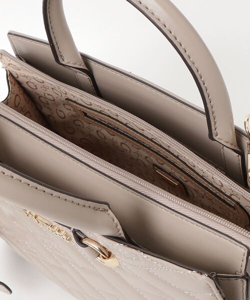 Guess（ゲス）の「BRIELLA Satchel サッチェル ハンドバッグ （ハンドバッグ・レディース・ライトベージュ・ONE SIZE）」の11枚目の写真