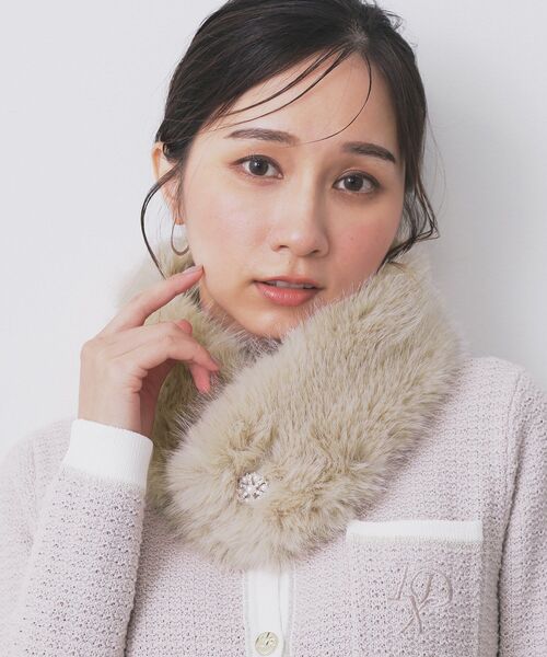 index（インデックス）の「ビジュー付きフェイクファーティペット（ストール/ショール・レディース・グレー/オフホワイト/ベージュ・00）」の10枚目の写真