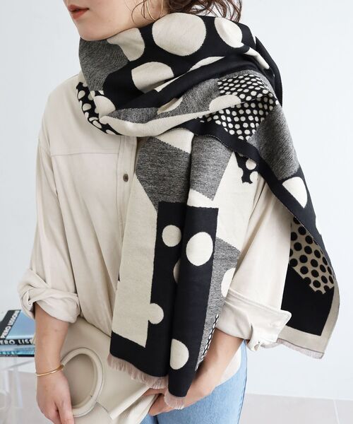 le.coeur blanc（ルクールブラン）の「《WEB限定アイテム》アソート柄大判ストール（ストール/ショール・レディース・ブルー系その他4/ブラック系その他/ホワイト系その他2・FREE）」の2枚目の写真