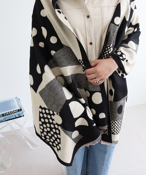 le.coeur blanc（ルクールブラン）の「《WEB限定アイテム》アソート柄大判ストール（ストール/ショール・レディース・ブルー系その他4/ブラック系その他/ホワイト系その他2・FREE）」の8枚目の写真