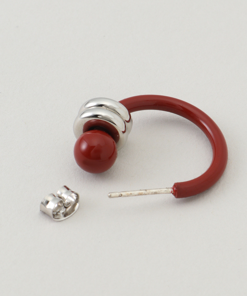 JUSTINE CLENQUET（ジュスティーヌクランケ）の「【JUSTINE CLENQUET】ALAN LACQUERED EARRINGS：ピアス（両耳）（ピアス（両耳用）・レディース・ブラック/アイボリー/レッド・FREE）」の4枚目の写真