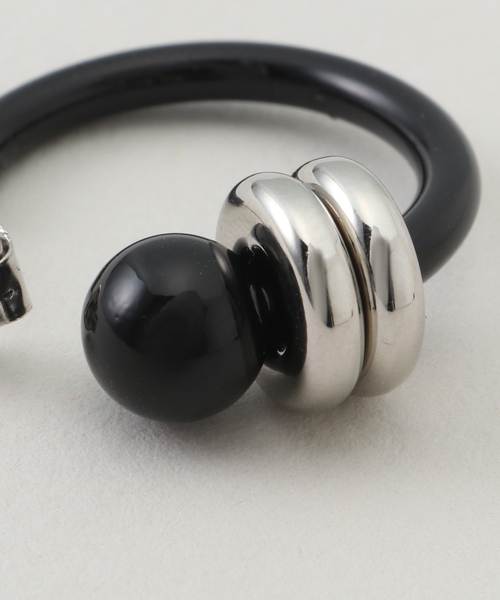 JUSTINE CLENQUET（ジュスティーヌクランケ）の「【JUSTINE CLENQUET】ALAN LACQUERED EARRINGS：ピアス（両耳）（ピアス（両耳用）・レディース・ブラック/アイボリー/レッド・FREE）」の10枚目の写真