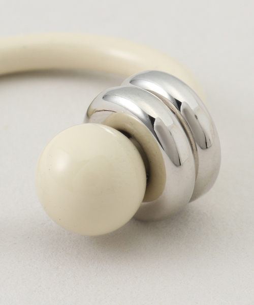 JUSTINE CLENQUET（ジュスティーヌクランケ）の「【JUSTINE CLENQUET】ALAN LACQUERED EARRINGS：ピアス（両耳）（ピアス（両耳用）・レディース・ブラック/アイボリー/レッド・FREE）」の9枚目の写真