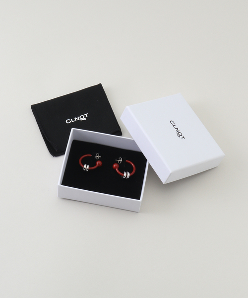 JUSTINE CLENQUET（ジュスティーヌクランケ）の「【JUSTINE CLENQUET】ALAN LACQUERED EARRINGS：ピアス（両耳）（ピアス（両耳用）・レディース・ブラック/アイボリー/レッド・FREE）」の7枚目の写真