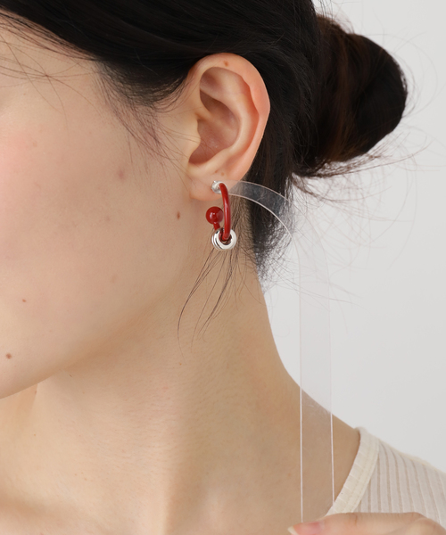 JUSTINE CLENQUET（ジュスティーヌクランケ）の「【JUSTINE CLENQUET】ALAN LACQUERED EARRINGS：ピアス（両耳）（ピアス（両耳用）・レディース・ブラック/アイボリー/レッド・FREE）」の6枚目の写真
