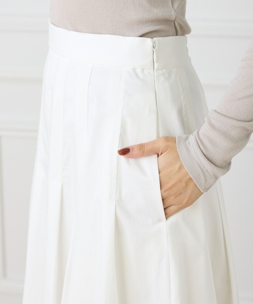 INED（イネド）の「タックプリーツスカート（スカート・レディース・オフホワイト/チャコールグレー・7号/9号/11号）」の5枚目の写真