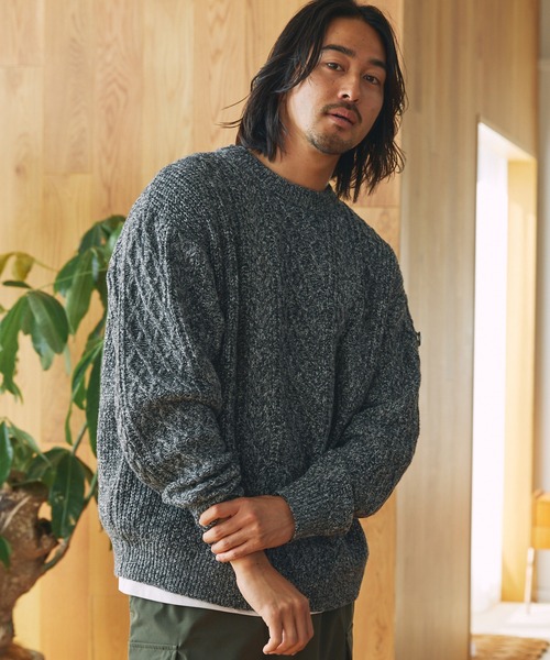 THE CRAFT CREW PRODUCTS(ザクラフトクループロダクツ)の「ウォッシャブル ケーブルニット クルーネックプルオーバー / 帯電防止・アンチピリング【THE CRAFT CREW PRODUCTS】(ニット/セーター・メンズ・チャコール/アッシュグレー/アイボリー/ブラウン/ワイン/ブラック/ネイビー・L/M/S)」の4枚目の写真