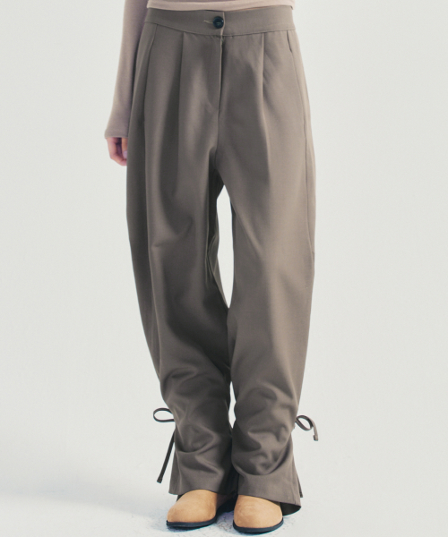 NICK&NICOLE(ニックアンドニコール)の「PINTUCK STRAP PANTS_BROWN(スラックス・レディース・その他・FREE)」の1枚目の写真