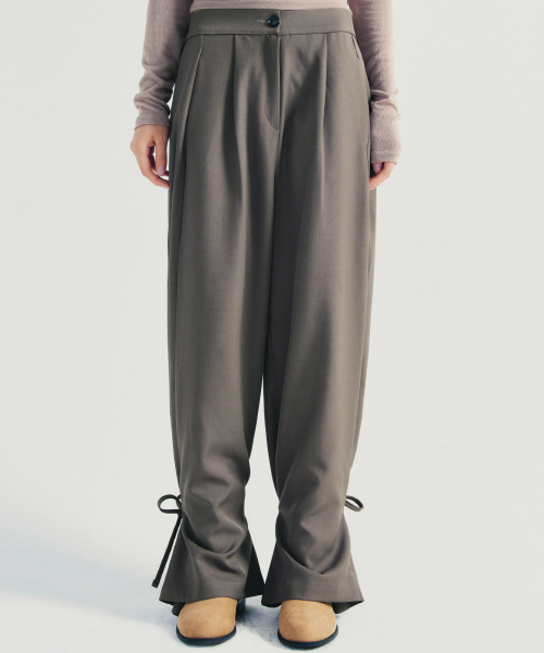 NICK&NICOLE(ニックアンドニコール)の「PINTUCK STRAP PANTS_BROWN(スラックス・レディース・その他・FREE)」の2枚目の写真