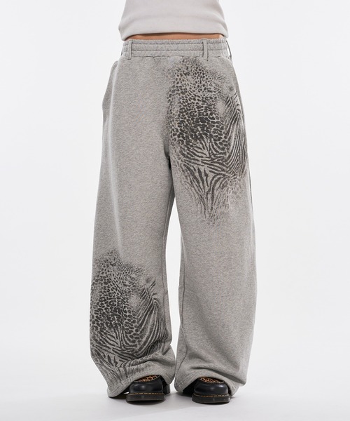 WISH FOR EVER(ウィッシュフォーエバー)の「ZEBRA & LEOPARD PRINT CURVE SWEAT PANTS / ゼブラ&レオパードプリントカーブスウェットパンツ(スウェットパンツ・メンズ・グレー/ブラック・LARGE/MEDIUM/SMALL)」の2枚目の写真