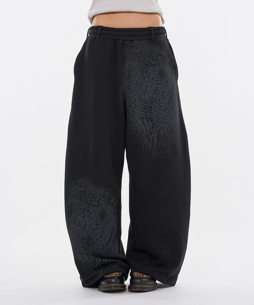 WISH FOR EVER(ウィッシュフォーエバー)の「ZEBRA & LEOPARD PRINT CURVE SWEAT PANTS / ゼブラ&レオパードプリントカーブスウェットパンツ(スウェットパンツ・メンズ・グレー/ブラック・LARGE/MEDIUM/SMALL)」の1枚目の写真