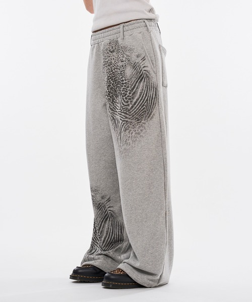 WISH FOR EVER(ウィッシュフォーエバー)の「ZEBRA & LEOPARD PRINT CURVE SWEAT PANTS / ゼブラ&レオパードプリントカーブスウェットパンツ(スウェットパンツ・メンズ・グレー/ブラック・LARGE/MEDIUM/SMALL)」の12枚目の写真