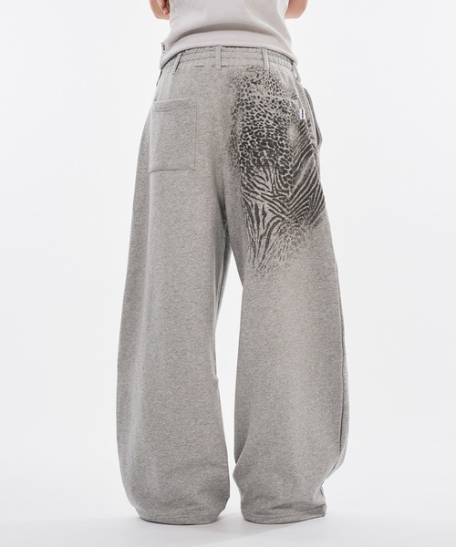WISH FOR EVER(ウィッシュフォーエバー)の「ZEBRA & LEOPARD PRINT CURVE SWEAT PANTS / ゼブラ&レオパードプリントカーブスウェットパンツ(スウェットパンツ・メンズ・グレー/ブラック・LARGE/MEDIUM/SMALL)」の14枚目の写真