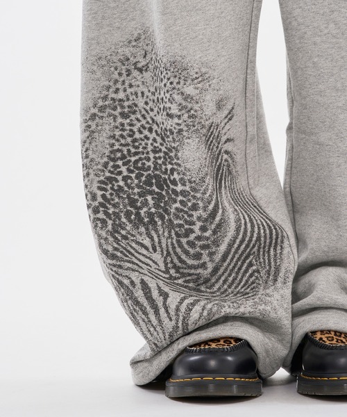 WISH FOR EVER(ウィッシュフォーエバー)の「ZEBRA & LEOPARD PRINT CURVE SWEAT PANTS / ゼブラ&レオパードプリントカーブスウェットパンツ(スウェットパンツ・メンズ・グレー/ブラック・LARGE/MEDIUM/SMALL)」の19枚目の写真