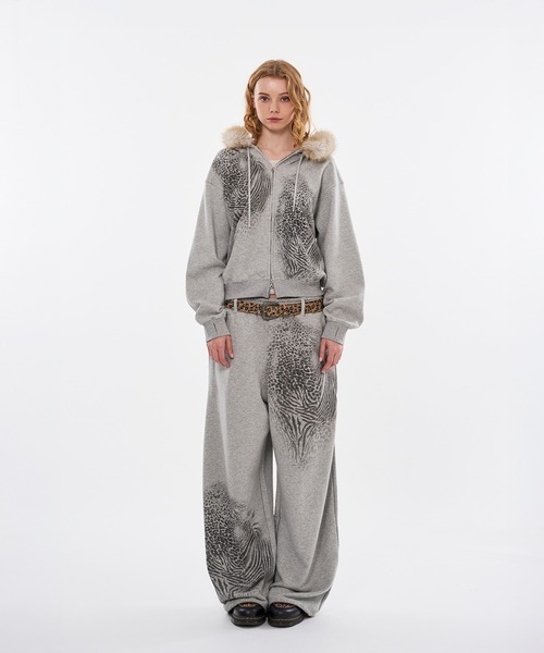 WISH FOR EVER(ウィッシュフォーエバー)の「ZEBRA & LEOPARD PRINT CURVE SWEAT PANTS / ゼブラ&レオパードプリントカーブスウェットパンツ(スウェットパンツ・メンズ・グレー/ブラック・LARGE/MEDIUM/SMALL)」の3枚目の写真