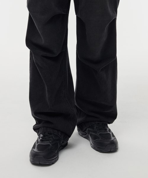 MUSINSA STANDARD（ムシンサスタンダード）の「デニムパラシュートパンツ [ウォッシュドブラック]（デニムパンツ・メンズ・その他・33/34/36/38/40/42/26/27/28/29/30/31/32）」の22枚目の写真