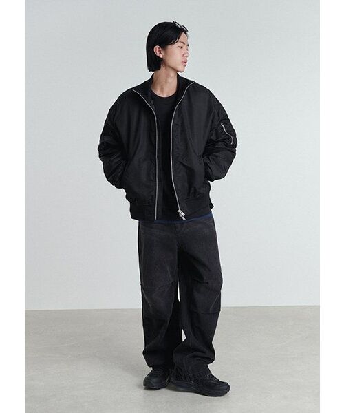 MUSINSA STANDARD（ムシンサスタンダード）の「デニムパラシュートパンツ [ウォッシュドブラック]（デニムパンツ・メンズ・その他・33/34/36/38/40/42/26/27/28/29/30/31/32）」の2枚目の写真