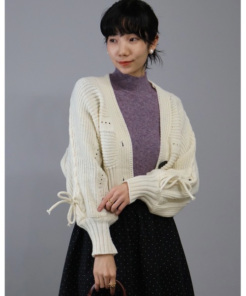 Doumoi(ドゥモエ)の「ドルマンスリーブサイドリボン付きニットカーディガン(カーディガン/ボレロ・レディース・ブラック/グレー/ホワイト・FREE)」の11枚目の写真