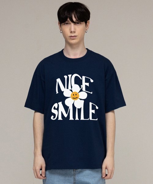 GRAVER（グレーバー）の「[ユニセックス]ナイススマイルロゴフラワー半袖Tシャツ_ネイビー（Tシャツ/カットソー・レディース・ネイビー・SMALL/MEDIUM/LARGE/X-LARGE）」の2枚目の写真