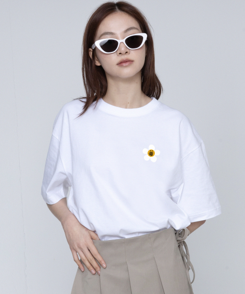 GRAVER（グレーバー）の「[ユニセックス]TYLスモールフラワードットスマイル半袖Tシャツ_ホワイト（Tシャツ/カットソー・レディース・ホワイト・X-LARGE/SMALL/MEDIUM/LARGE）」の2枚目の写真