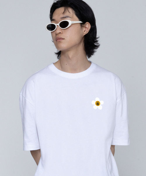 GRAVER（グレーバー）の「[ユニセックス]TYLスモールフラワードットスマイル半袖Tシャツ_ホワイト（Tシャツ/カットソー・レディース・ホワイト・X-LARGE/SMALL/MEDIUM/LARGE）」の3枚目の写真