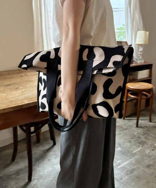 ARTISAN&ARTIST(アルティザンアンドアーティスト)の「「ARTISAN&ARTIST」ジャーナル・レオパード/ワイド・トートバッグ(トートバッグ・レディース・ベージュ・FREE)」の11枚目の写真